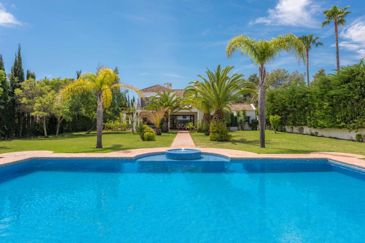 5 bedroom Villa for sale with sea view in El Paraiso, Marbella, Andalucia