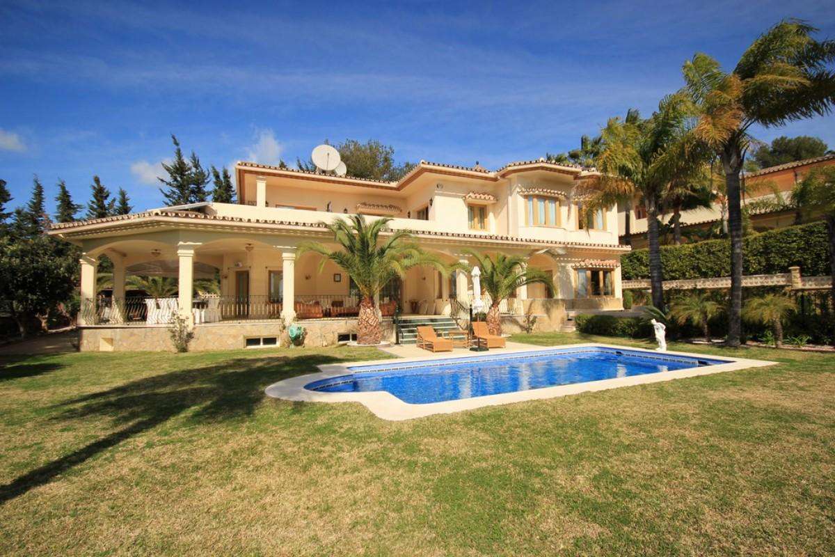 5 bedroom Villa for sale with sea view in Altos Reales, Marbella, Andalucia