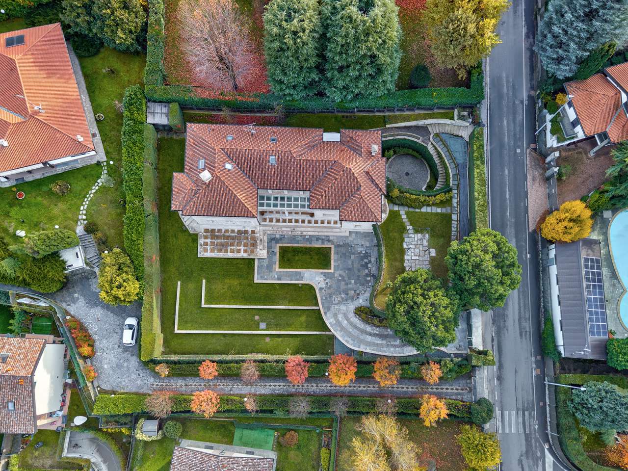 Immaculate 5 bedroom Villa for sale in Anzano del Parco, Lombardy